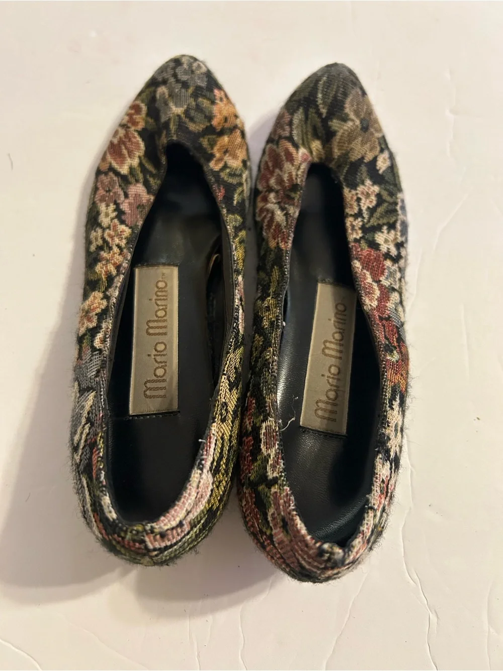 Vintage Floral Pointed-Toe Flats in Multi-Color size 8